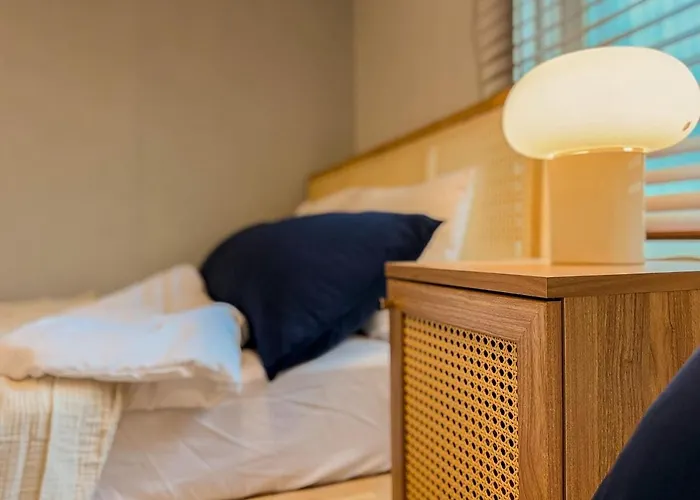 디엔드연 홍대입구 연세대앞 4퀸베드 8인숙소 조용하고 프라이빗한 우리만의 아지트 1층 서울특별시