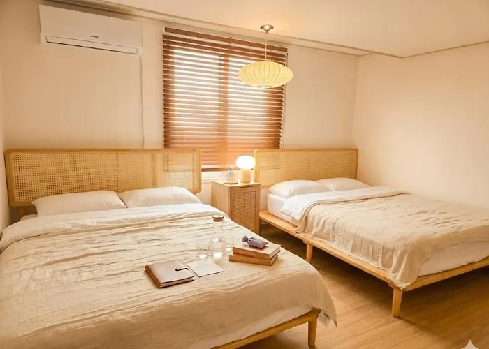 디엔드연 홍대입구 연세대앞 4퀸베드 8인숙소 조용하고 프라이빗한 우리만의 아지트 1층 아파트 서울특별시