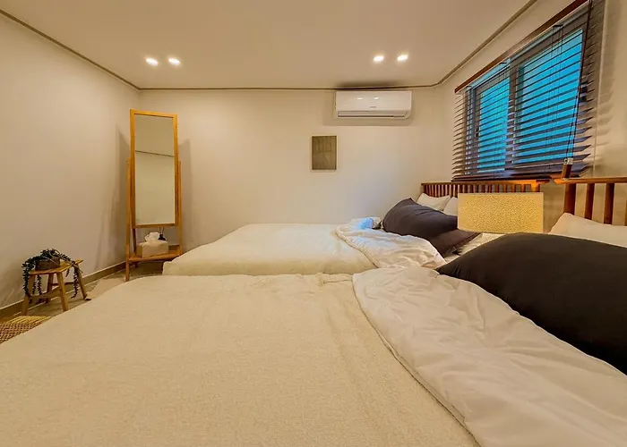 디엔드연 홍대입구 연세대앞 4퀸베드 8인숙소 조용하고 프라이빗한 우리만의 아지트 1층 아파트 *