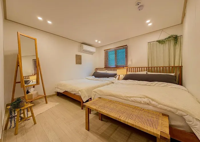 디엔드연 홍대입구 연세대앞 4퀸베드 8인숙소 조용하고 프라이빗한 우리만의 아지트 1층 아파트
