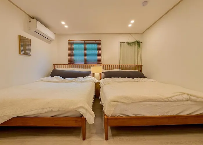 디엔드연 홍대입구 연세대앞 4퀸베드 8인숙소 조용하고 프라이빗한 우리만의 아지트 1층 *