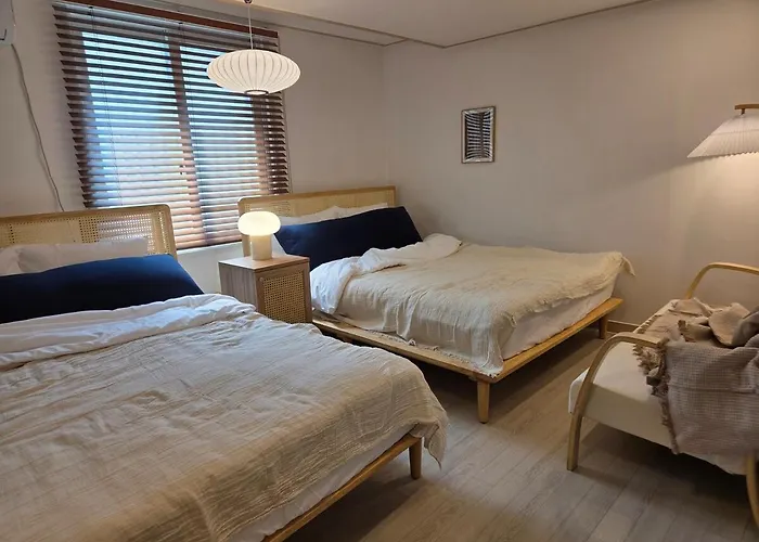 디엔드연 홍대입구 연세대앞 4퀸베드 8인숙소 조용하고 프라이빗한 우리만의 아지트 1층 아파트 서울특별시