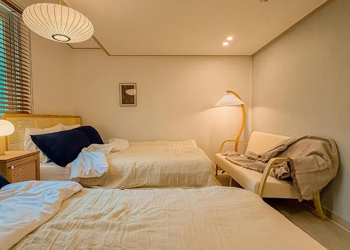 디엔드연 홍대입구 연세대앞 4퀸베드 8인숙소 조용하고 프라이빗한 우리만의 아지트 1층 서울특별시