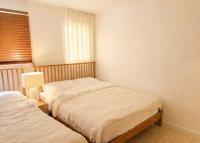 디엔드연 홍대입구 연세대앞 4퀸베드 8인숙소 조용하고 프라이빗한 우리만의 아지트 1층